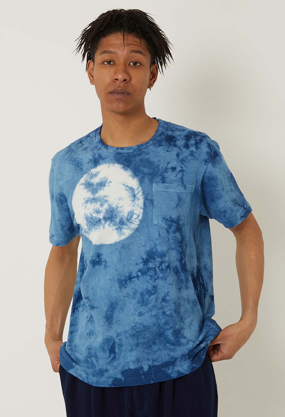 ホンアイ クモガカルツキ イタジメ Tシャツ - INDIGO