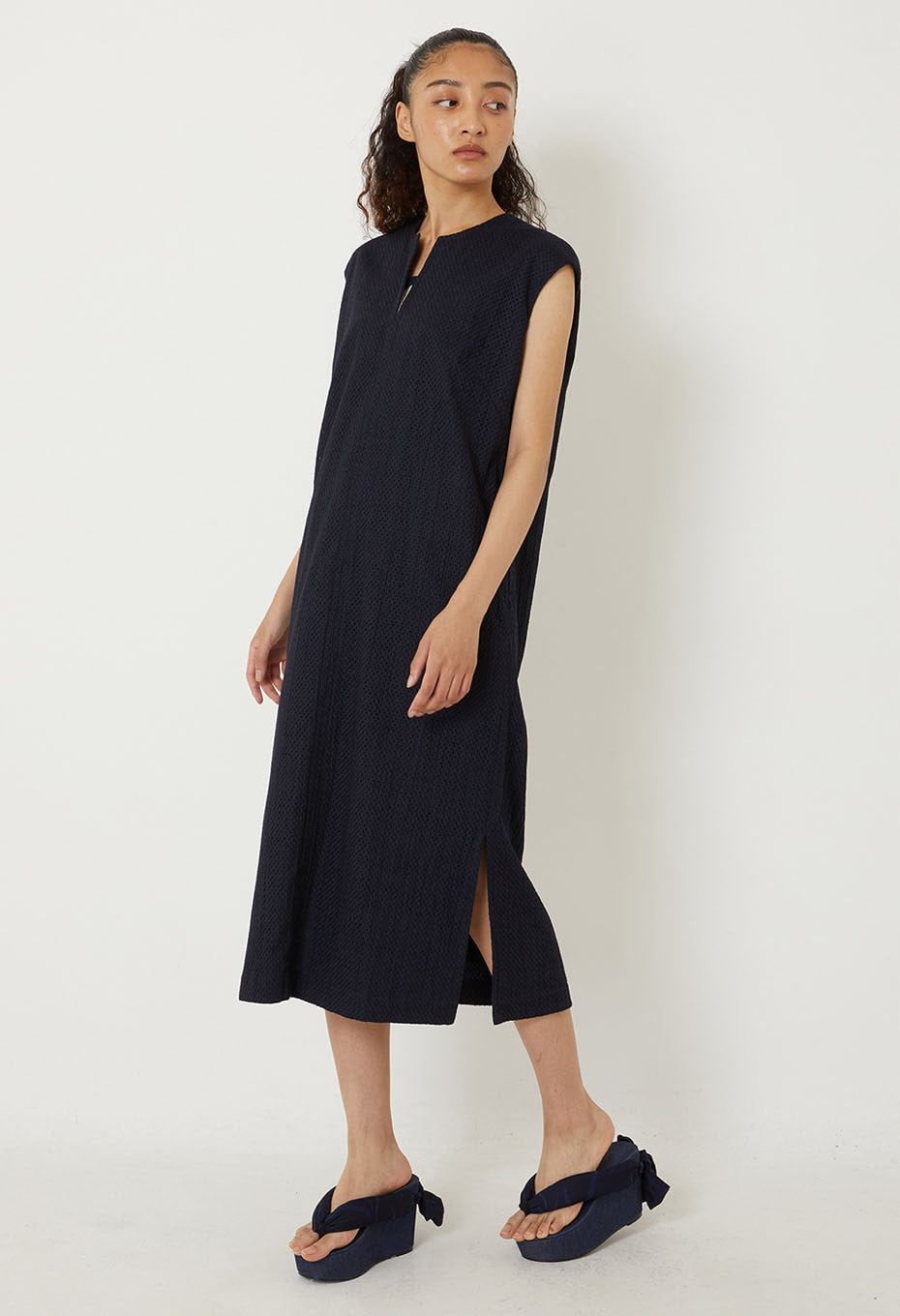 マイヤーレース スリットネックワンピース - DARK NAVY