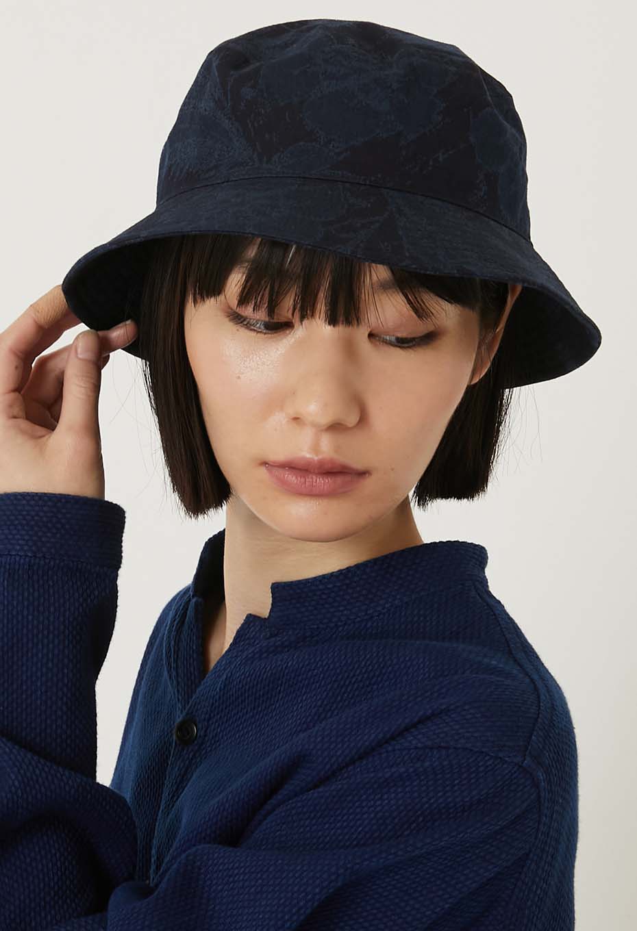 インディゴナイロンサテン ツジガハナバケットハット - INDIGO